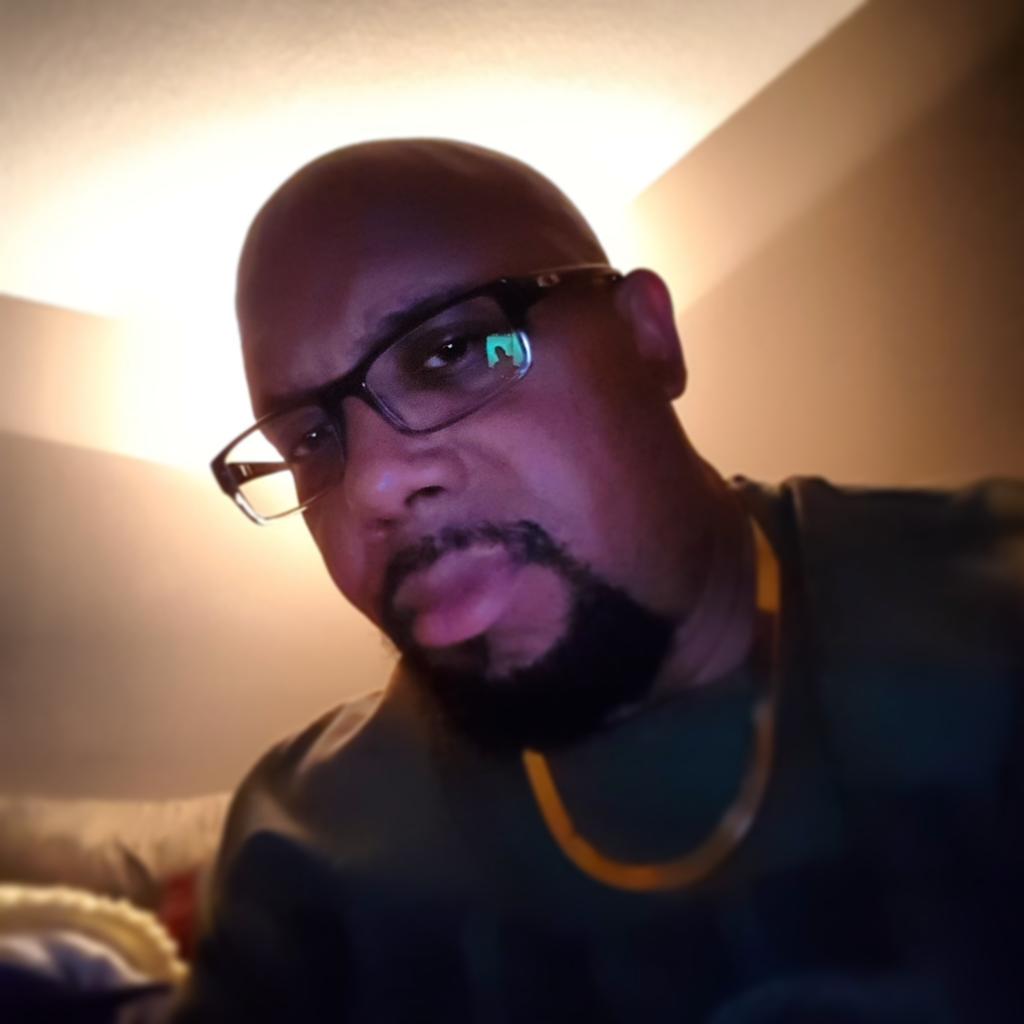 LADubBaby's tweet photo. Watching the #Chiefs struggle against #GreenBay #MondayNightFootball #OakleyFrames #Herringbone #TheLawWay #BookOfLaw http://t.co/gOVHzLlll5