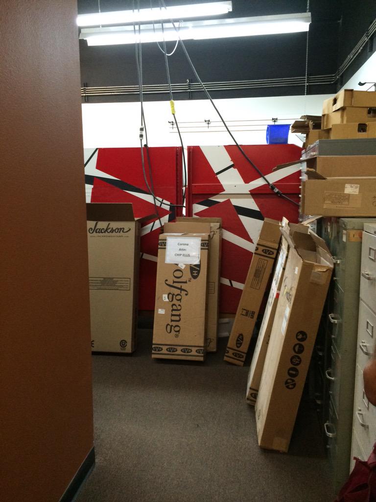 MaggieCarnes's tweet image. Might paint my walls. 
#EVHGear #HeadExplodes
I'm. Just. SAYING!