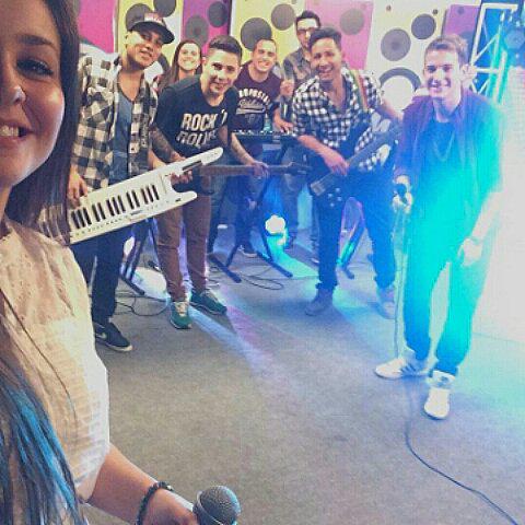 KAMBARI_oficial's tweet photo. Kambari en @ritmolatinotvok , canal U para todo Latinoamérica. Gracias por la buena onda✌🎉🎊🎉 http://t.co/rfgDr0uuAG
