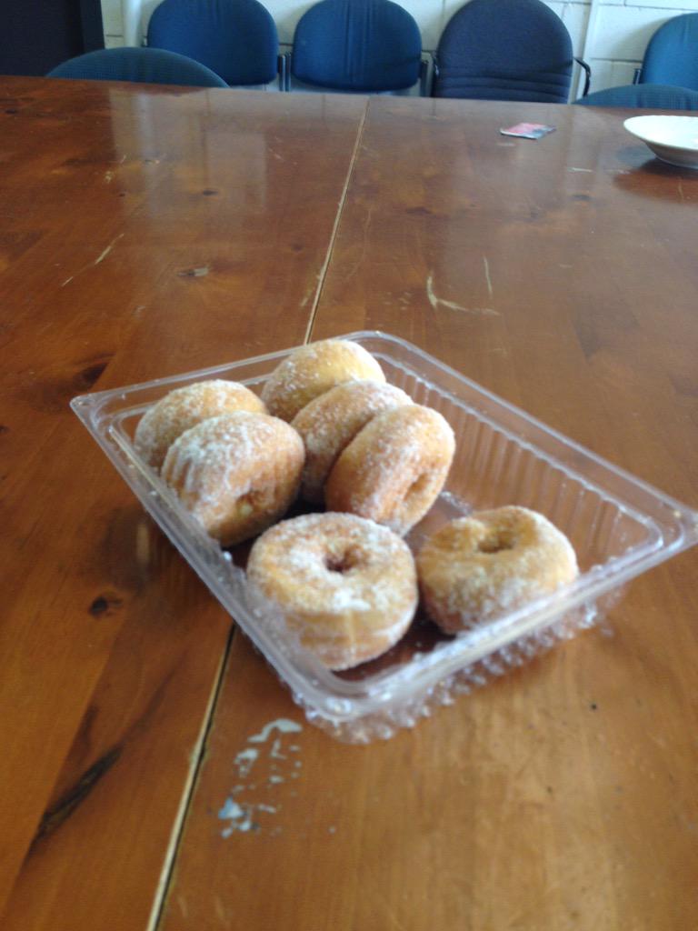 sharnelc's tweet photo. Good job @Deakin for getting us our donuts! #donutdelivery #deakindifference #deakin #Yum http://t.co/9GFj7lFNjW