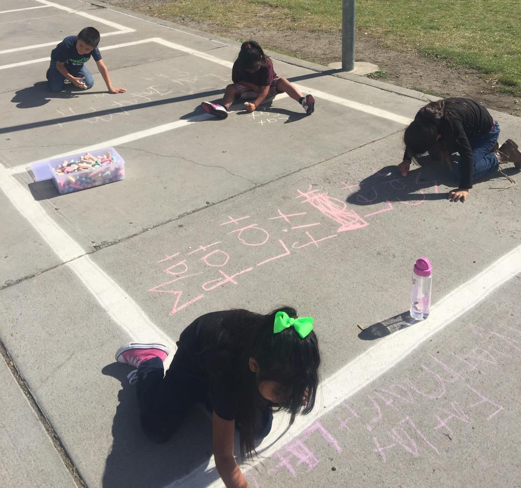KaylaWerner1's tweet photo. Phoneme segmentation with chalk! Enjoying the beautiful day! #1stgraderocks #interventions #schoolofhereos #mserocks http://t.co/eHmP3Qu74j