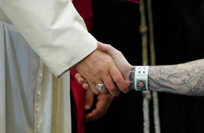 FrMalloy's tweet photo. "Reaching out to others" #Popein3words (OK. Four words.  But this pix worth 1000+ words!) Thanks NYTimes 09/28/2015 http://t.co/hh3BS7n2Mj