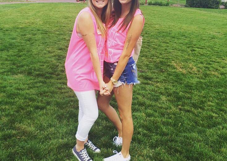 emmakjar14's tweet image. So do sorority girls HAVE to hold hands while taking pictures? Is that a part of the pledge? #realquestion