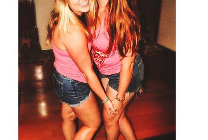 emmakjar14's tweet image. So do sorority girls HAVE to hold hands while taking pictures? Is that a part of the pledge? #realquestion