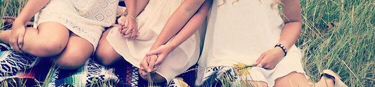 emmakjar14's tweet image. So do sorority girls HAVE to hold hands while taking pictures? Is that a part of the pledge? #realquestion