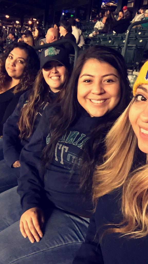 CindyCorrales9's tweet photo. Mariners game with my girls๐ #GoMariners #welovebaseball #andbooty @Mariners http://t.co/kAPsU3HSTm