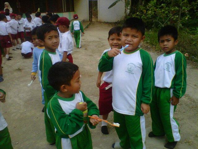 InilahSukabumi's tweet photo. belajar gosok #gigi SD Sukakarya 2 Warudoyong #Sukabumi - @stikesmi @SukabumiToday @SukabumiRaya l #KotSmi *29915 http://t.co/jmb7jp733t
