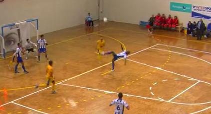 FutFutJP's tweet photo. 【驚異のパワープレー破り】自陣からオーバーヘッドの発想が凄い #フットサル動画 #FUTFUT http://t.co/at1Yo17Qo9 http://t.co/VgVBaJhUQ6
