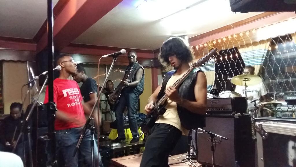 flawbymurfy's tweet photo. @Rashband5 ended an epic set with an epic delivery of #SonsOfRobots. Fans sung every lyric. #Platform7 Reviews http://t.co/gSSk6YjGOJ