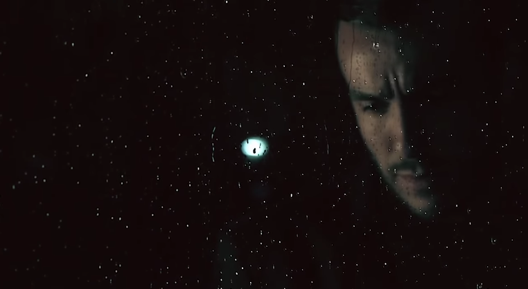 Karanlık senden daha sıkı sarılıyor bana...