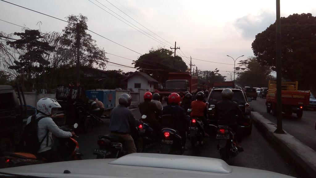 iwanijoe's tweet photo. @e100ss @PuspitaFM arah malang di purwodadi, yg k sby di contraflow 1 jalur http://t.co/aSWULi8bEk