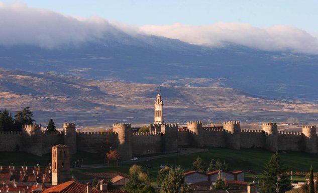 CyLEsVida's tweet photo. Así se ve #Ávila desde la vía férrea, dando la bienvenida o despidiendo a los viajeros...vía @Avila_Turismo http://t.co/kOw39Sfvgl