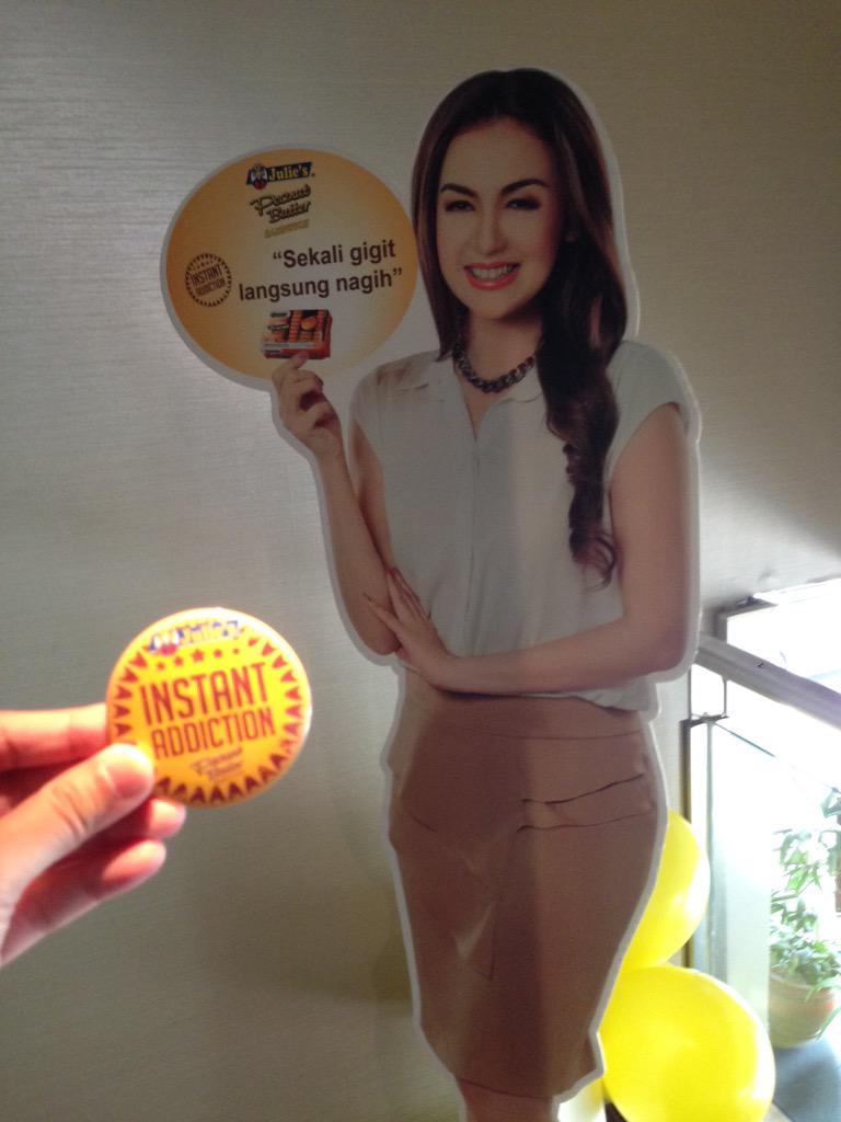 fairyteeth's tweet photo. Yeay.. Udah di #adaywithjuliesbiscuit @juliesbiskuit. Sekali gigit langsung nagih!! 😎😎 http://t.co/0RtqyEJLyd