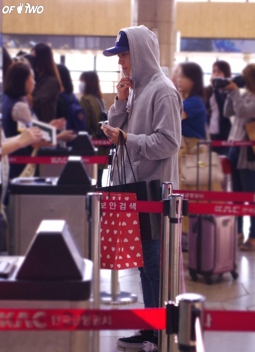 UPDATE 150927 김포공항 출국  #틴탑 #창조 (<a href="/TEEN_TOP/">틴탑(TEEN TOP)</a>) cfile28.uf.tistory.com/original/27586… (oftwo.tistory.com/52)