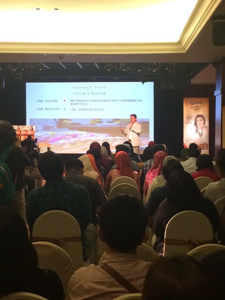 juliesbiskuit's tweet photo. Mr Martin dari Julies, menjelaskan visi dan misi Julies kepada rekan-rekan media &amp; blogger. #AdaywithJuliesBiscuits http://t.co/gC8bx6rSbr