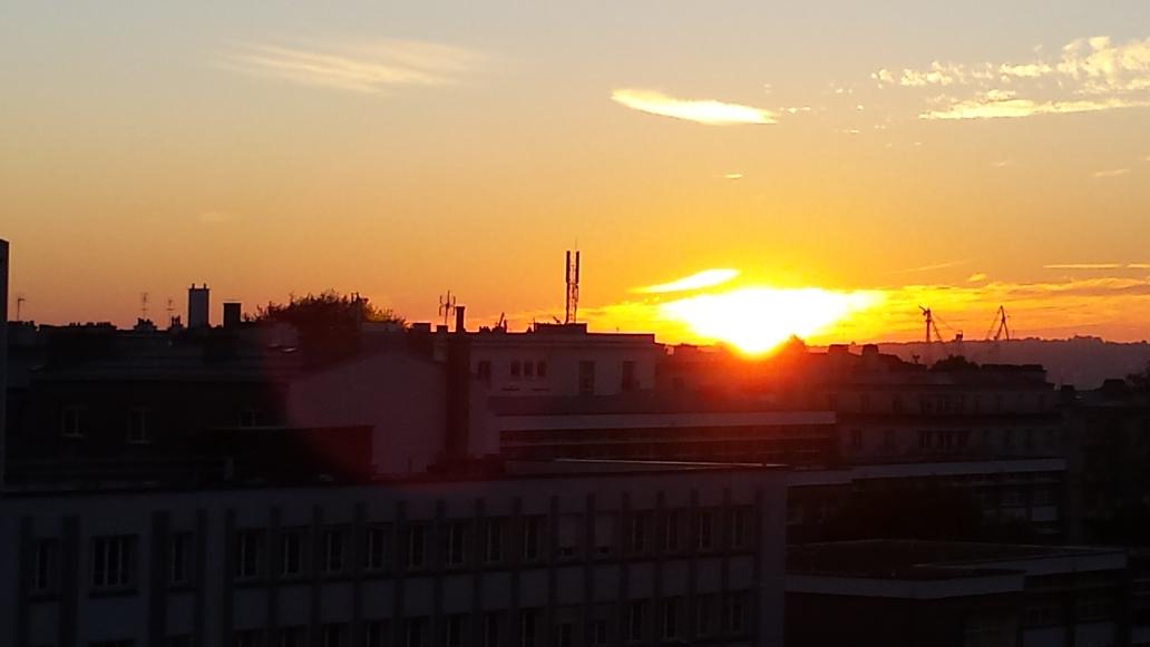 pascale_roque's tweet photo. Magnifique lever de soleil à Brest, une belle journée à tous. http://t.co/Bk83352mHR