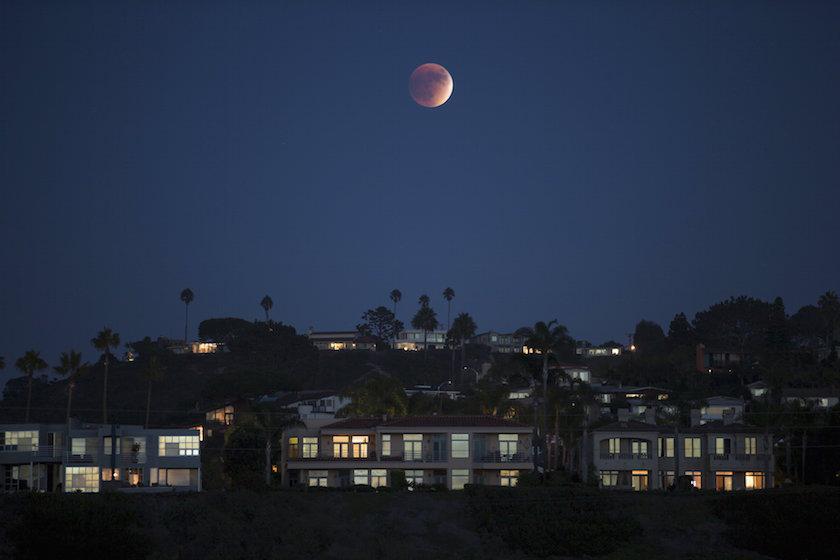 therakyatpost's tweet photo. #SuperBloodMoon: The best pictures from around the world http://t.co/tOj0G4HWzY http://t.co/1b07DCUr2R