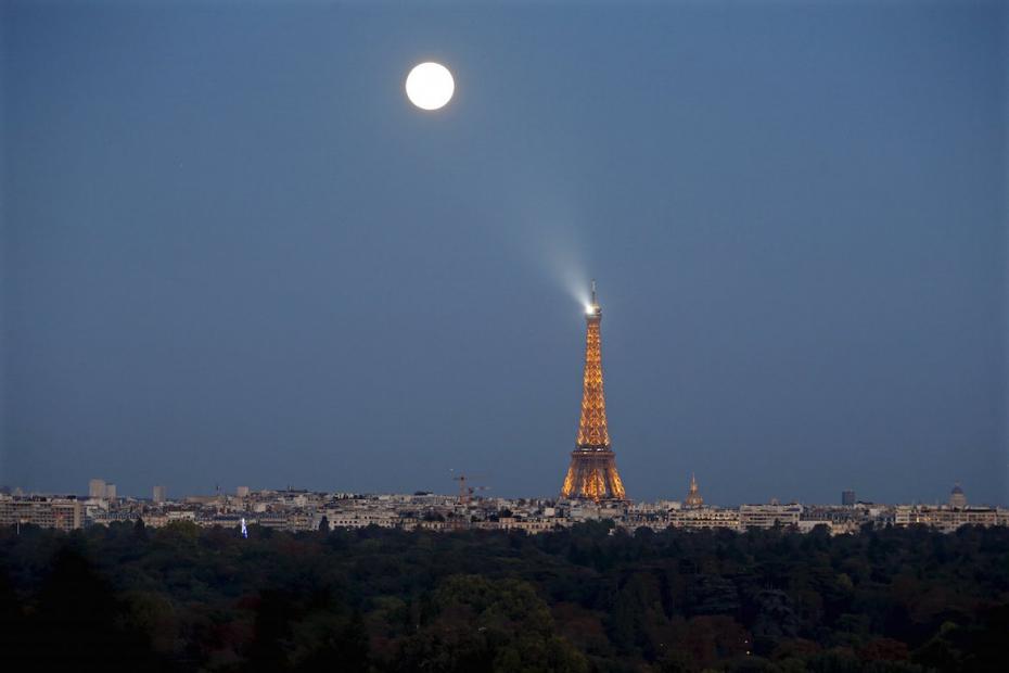 therakyatpost's tweet photo. #SuperBloodMoon: The best pictures from around the world http://t.co/tOj0G4HWzY http://t.co/1b07DCUr2R