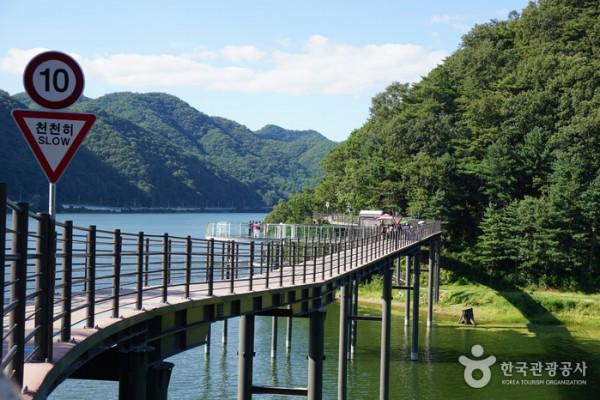 KTOJakarta's tweet photo. Nikmati sensasi seperti berjalan di atas langit pada Skywalk di Danau Uiamho, Chuncheon,Info:http://t.co/L9vb6YQyDu http://t.co/IxLISdTX1J