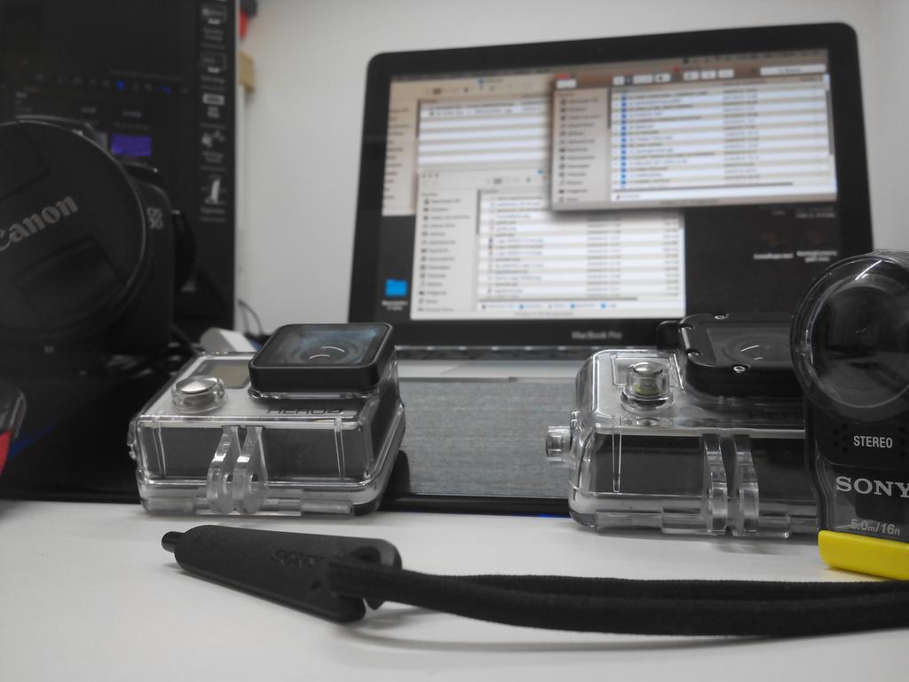 KnsIknos's tweet photo. Después de un día de grabación.... Toca ordenar.. #gopro #Canon #EOS70D #MacBookPro #Sony http://t.co/SKrSLCFvF8