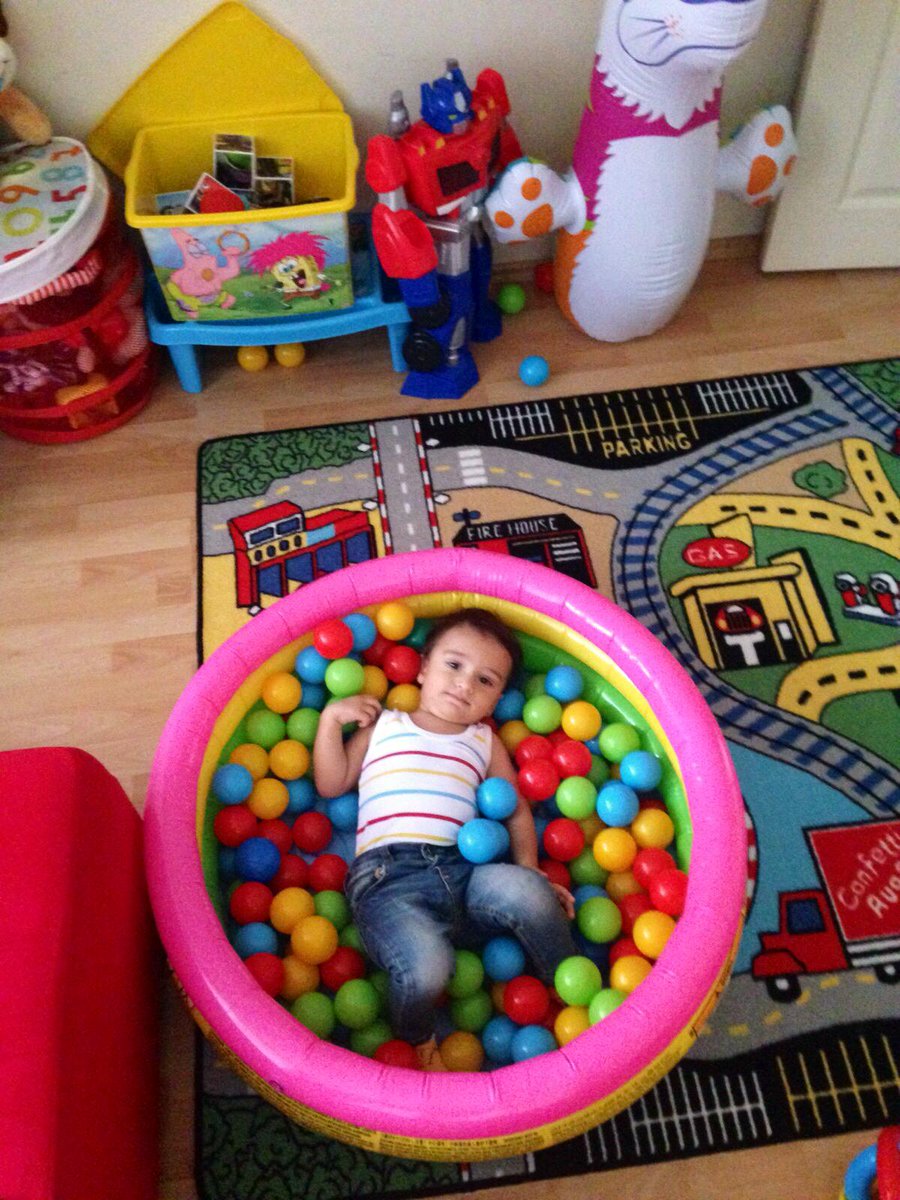 dede_oyuncak's tweet photo. Herkese Hayırlı Haftalar Dileriz !
Küçük Yasin, Dede Oyuncak Havuz Topları İle Keyif Yaparken :) #cocuklar http://t.co/NlvM7K2e22