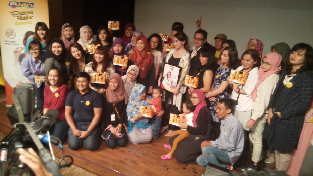 sprananta's tweet photo. Moment take a picture with a bloggers @juliesbiskuit #adaywithjuliesbiscuit http://t.co/bAjaQiVROs