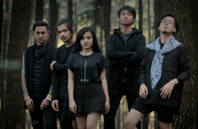 We want KILLMS! 

Ajakin @KILLINGMEINSIDE buat manggung di #HaiDay2015 dengan RT tweet ini sebanyak-banyaknya.