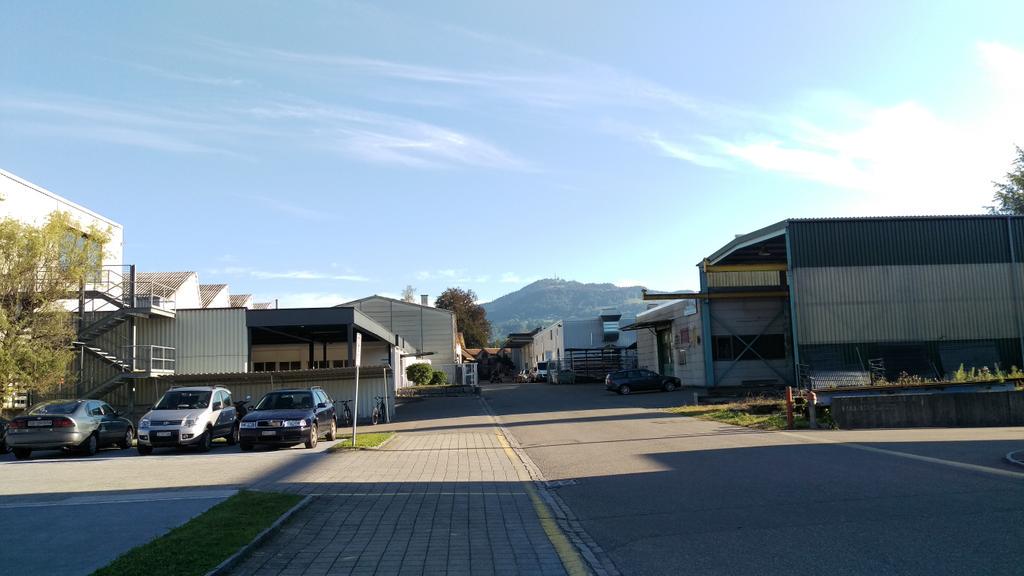 zollingersven's tweet photo. Firma #Embru mit dem Bachtel im Hintergrund an der heutigen Firmenbesichtigung mit @RuediNoser #Typischzüri http://t.co/J6Q8oV448j