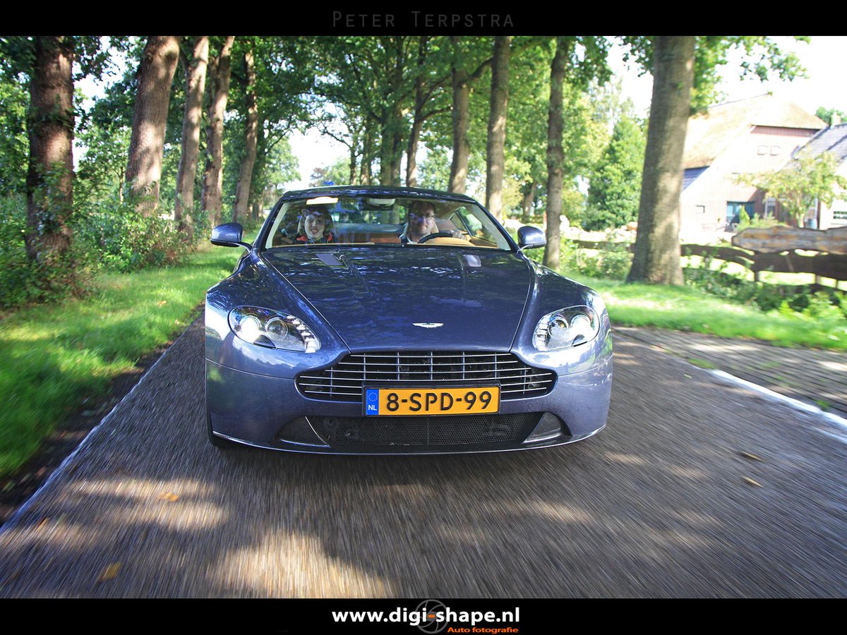 Stijlvolle sportwagen in een prachtige kleur. #AstonMartin #Vantage #blauwvingerrally