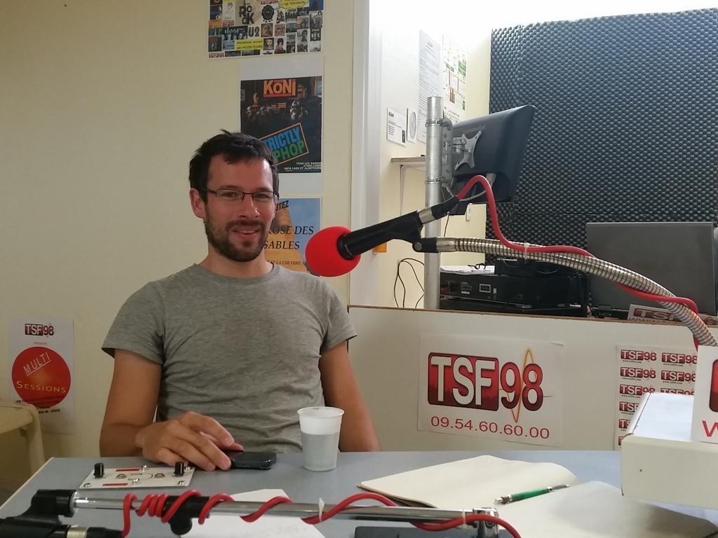 forumdigital14's tweet photo. Le @forumdigital14 est chez #tsf98 ce matin pour parler du #coworking à @Caenlamer ! Avec François et Candice ! http://t.co/gK07WrtREE
