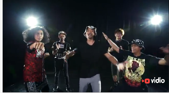 Indosiar's tweet photo. Seru banget loh ngedance ala Katy Perry bareng @Uus__ &amp; @TheUltramenCrew . Penasaran? Klik : http://t.co/Is1t4YexI0 http://t.co/T6vkZ7zsjC