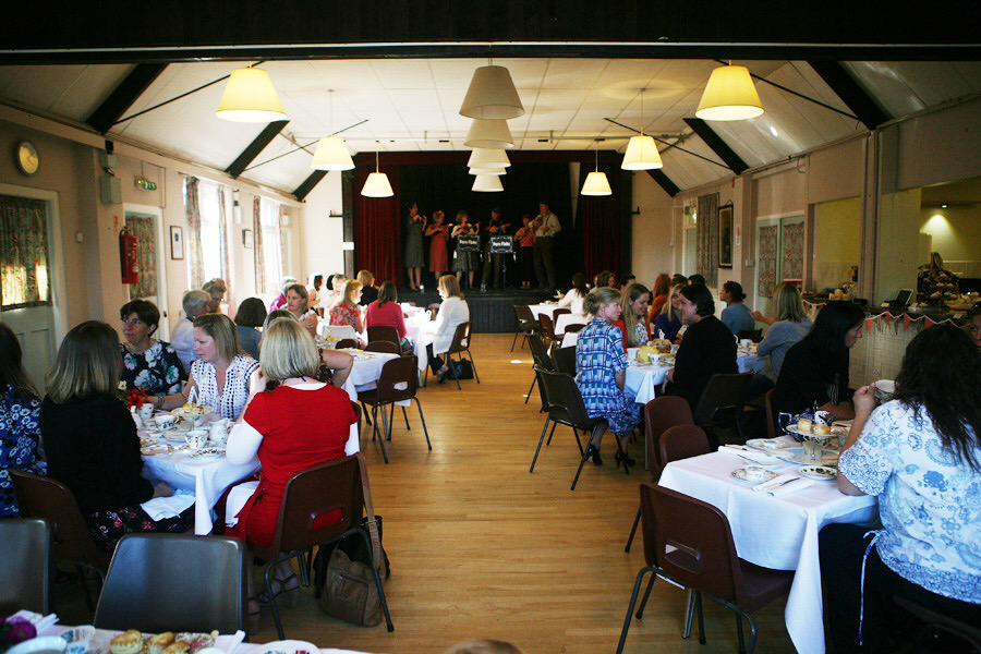 PureFlukers's tweet photo. Fantastic vintage tea party for Footsteps charity. Very 1940s! #1940 #ukulele #charity #cake http://t.co/N7MfuTP1wN