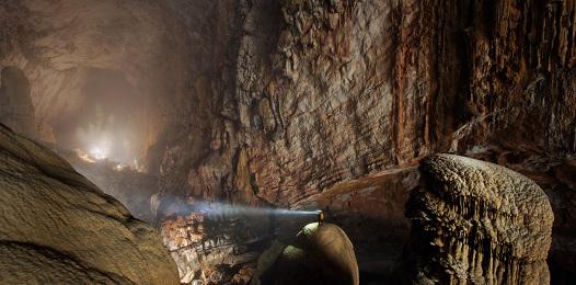 DivniyMir's tweet image. Самая большая пещера в мире Сондонг во Вьетнаме. Длина &amp;gt; 5 км, высота 200 м, ширина 150 м. Общий объём - 38,5 млн м