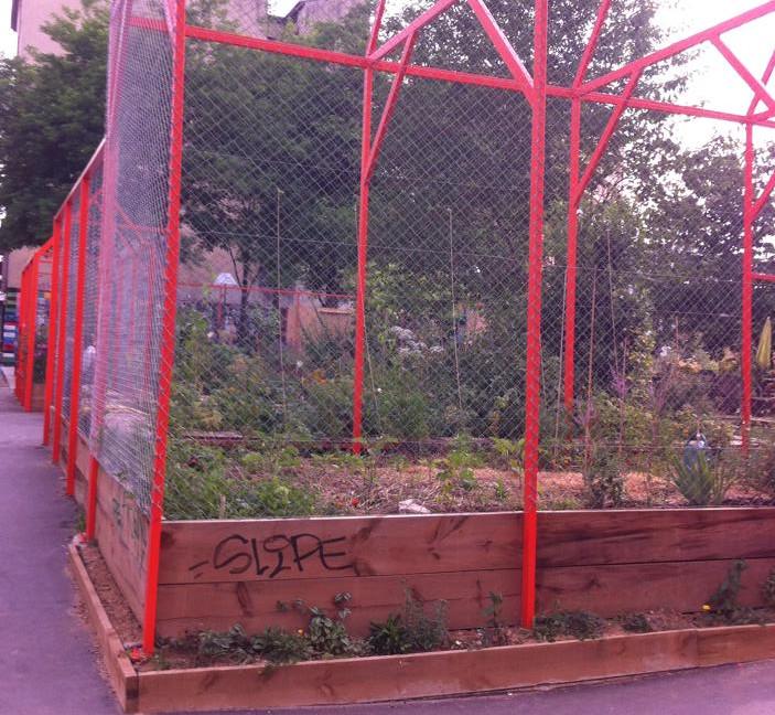 Un potager bien caché où l'on peut déjeuner sur des tables dans la verdure ☼ a1s.eu/0QyhgC #Lyon