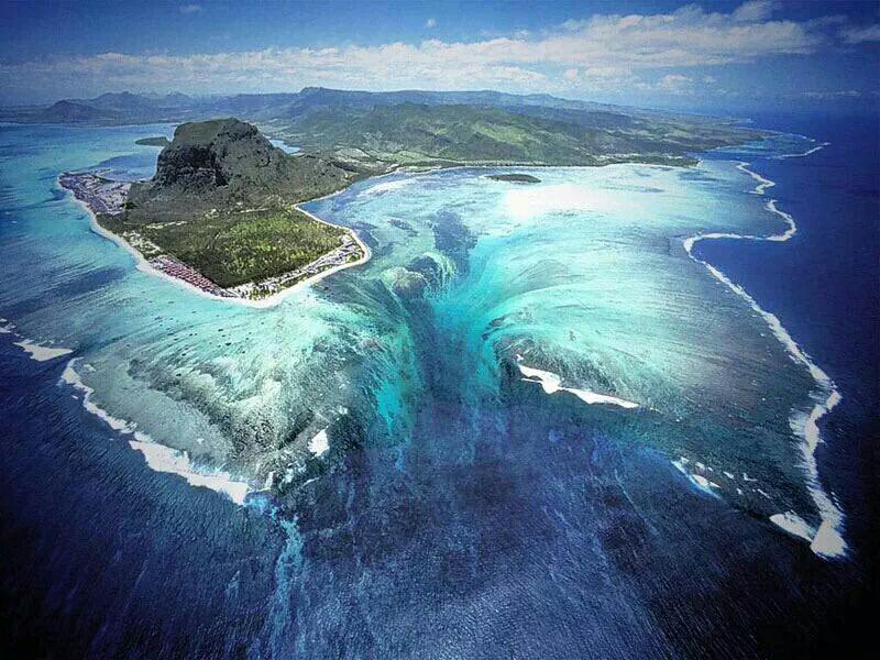 The ‘Underwater Waterfall’ Illusion at Mauritius Island. Wow!