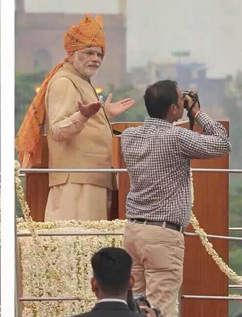 Narendra Modi finds the camera CQEH7GsUEAA1Ooy