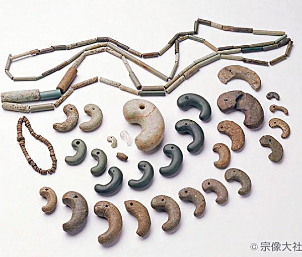 History1Fact's tweet photo. from 沖ノ島. #Jewels worn as an accessory during Japan's Kofun period. about 340(AD)〜 #Ancient #Japan #fashion #Culture http://t.co/WJmV1Fh3U0