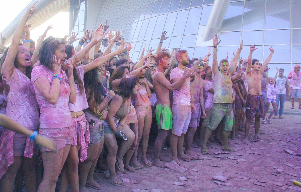 ფერების ფესტივალზე 550 კგ საღებავი დაიხარჯა. ჩაიხანა გთავაზობთ შეუერთდეთ მათ bit.ly/1h6wrcu #colorfest