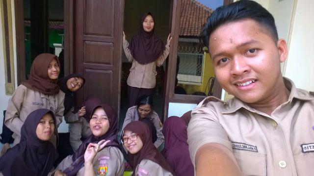 SinggihPrasetio's tweet photo. #Latepost nyate2 w @MIA2_SMANTA http://t.co/yCmP9Bhcas