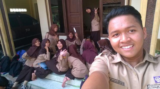 SinggihPrasetio's tweet photo. #Latepost nyate2 w @MIA2_SMANTA http://t.co/yCmP9Bhcas