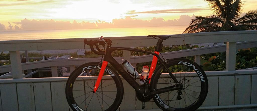 privatejets561's tweet image. Another perfect morning for cycling! #iamspecalized #cycling @CreativeCycling  #awesome