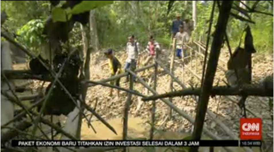 Pada musim kemarau, masyarakat di sekitar Sungai Kahayan mencari ikan hingga ke dalam hutan.
