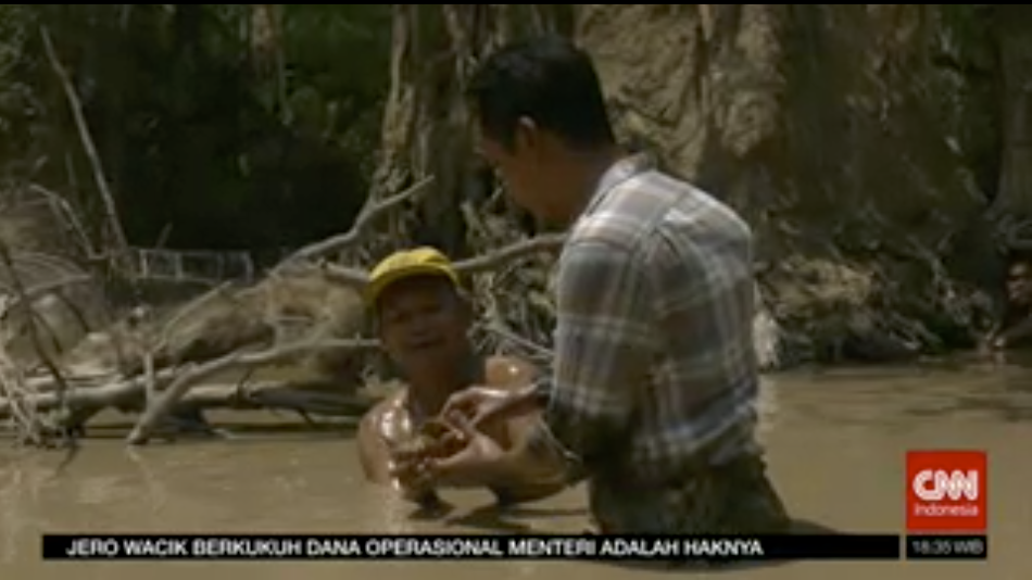 Penangkapan ikan dilakukan dengan tangan kosong. Ini sudah menjadi tradisi.