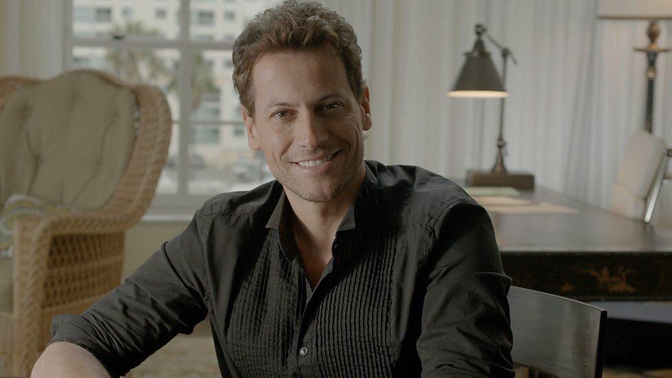 crazyfan_fan's tweet photo. #ThemeTuesday Books #UnderMilkWood @BritActorsFan #loanGruffudd http://t.co/hChtokue4Z