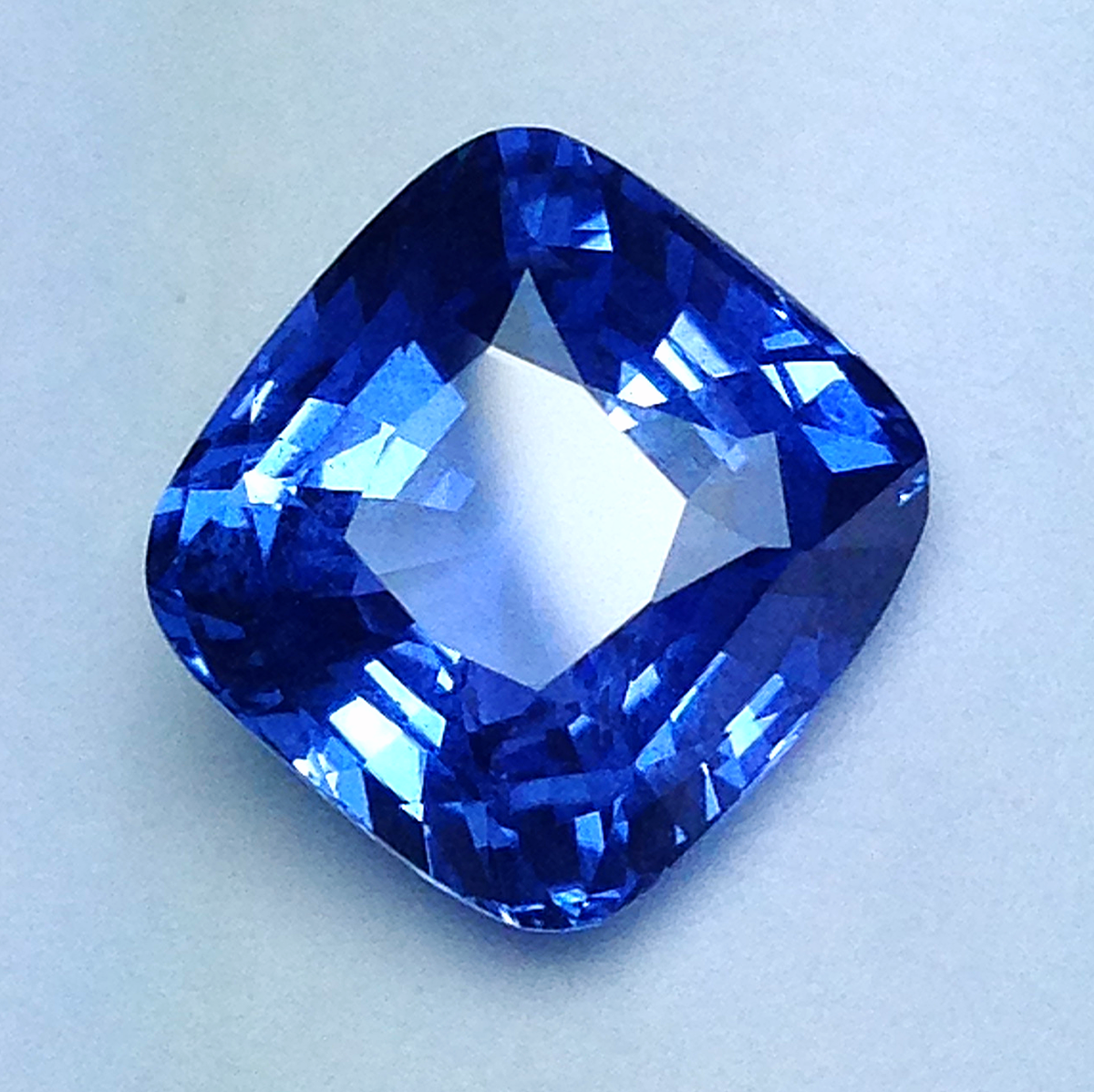 Natural Flawless 3.5 carats Ceylon Blue Sapphire @ $1499
