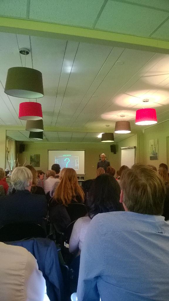 Foppe de Haan geeft een lezing aan de kwartiermakers en gasten van de reg. talentnetwerken! #toptalenten #educatie