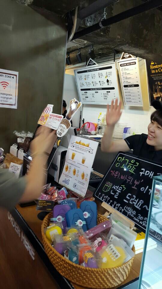 한가위 맞이 가위바위보 이벤트를 통해 작은선물을 드렸던 망고식스 가로수길점. 고객님들도 뜻밖의 즐거움을 맛보았지만 직원들도 무척 즐거웠답니다.
오늘 여러분들도 이 세상에서 가장 쉬운 가위바위보 어떠세요?