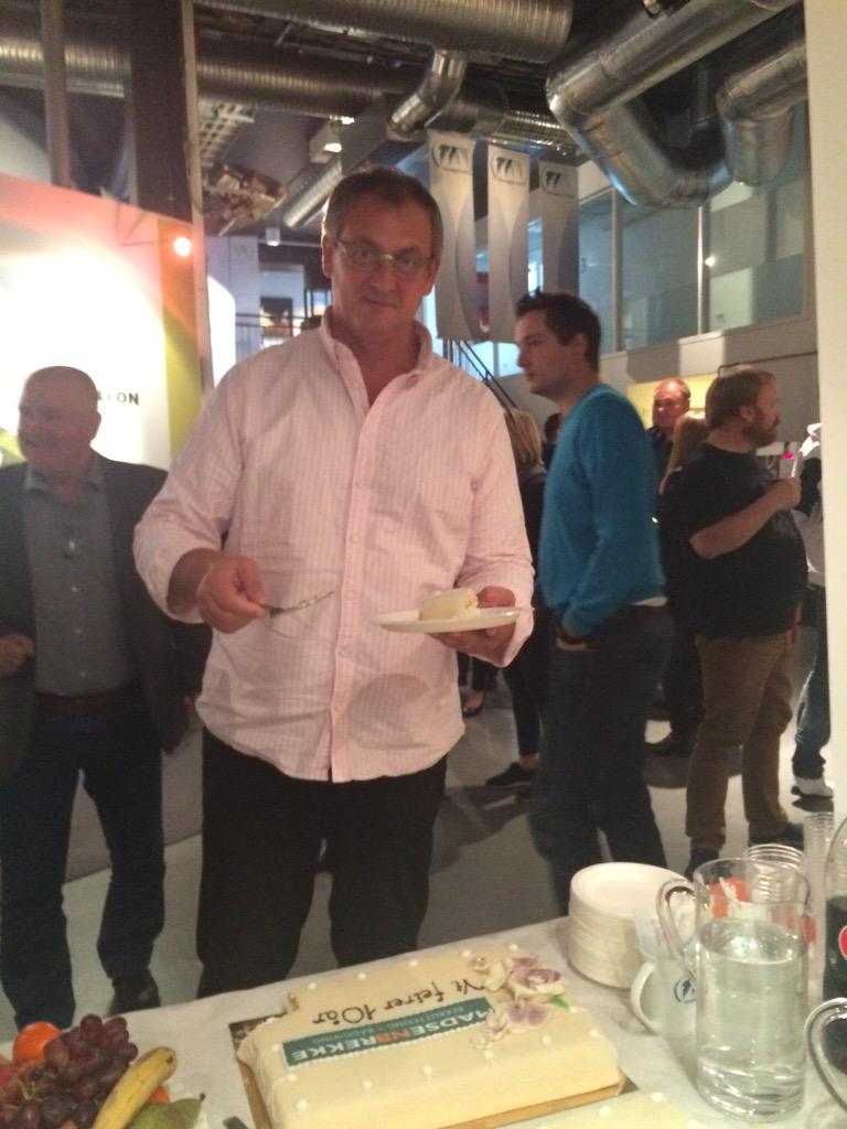 Madsen spretter kaken på  #FagdagHR&amp;Ledelse i anledning vår 10års jubilee!
#fagdagHR
#MB10år