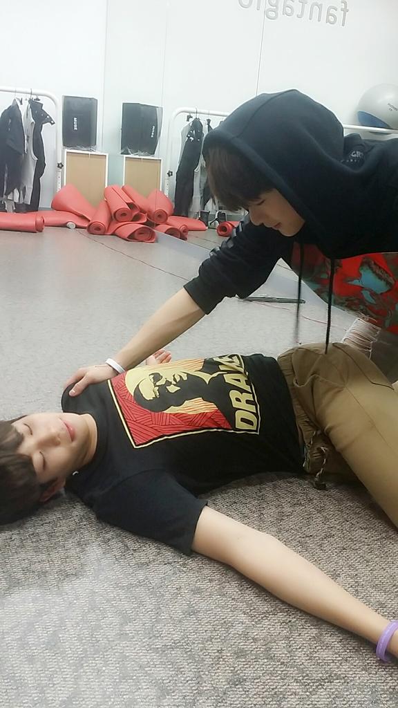 offclASTRO's tweet photo. 엠제이형이 스트레칭 도와달라고해서 해줬는데 안일어나요...😰 흠 흠 저 저기요 고객님?...일어나셔야죠오~~ http://t.co/8BUYrYM4PL