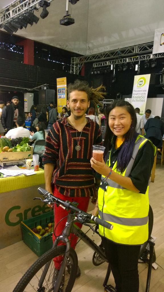 keele_st's tweet photo. @KeeleActivities @KeeleSU Letty our Street Team smoothie maker of choice with @GreenKeele #CycleJuice #KeeleWelcome http://t.co/s0D7jPeO78
